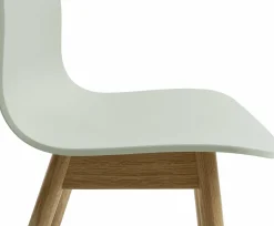 Chaise en plastique recyclé vert pastel et pieds en chêne AAC 12 2.0 - HAY