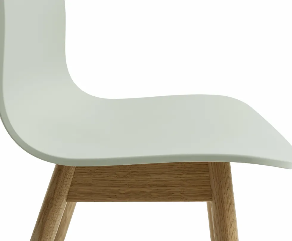 Chaise en plastique recyclé vert pastel et pieds en chêne AAC 12 2.0 - HAY