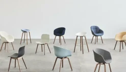 Chaise en plastique recyclé vert pastel et pieds en chêne AAC 12 2.0 - HAY