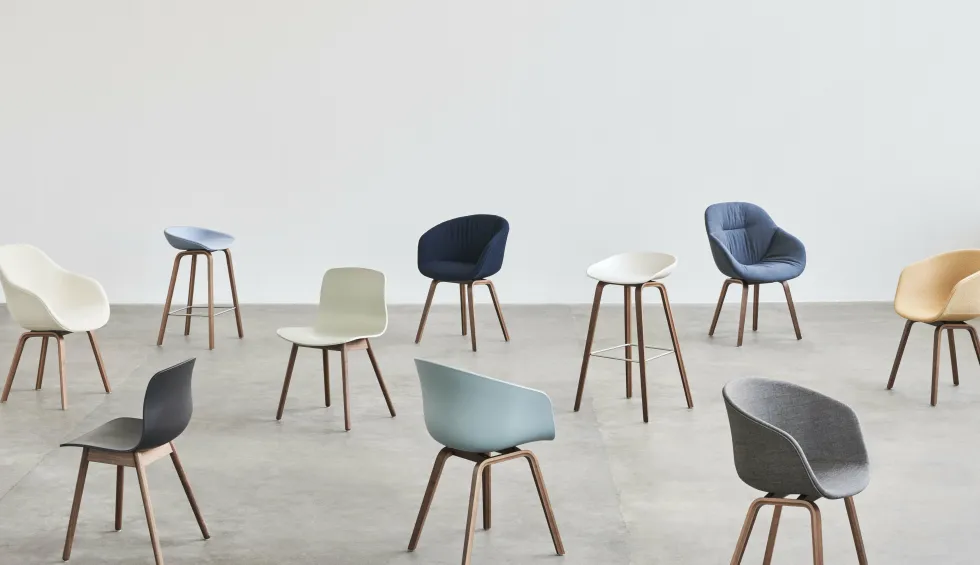 Chaise en plastique recyclé vert pastel et pieds en chêne AAC 12 2.0 - HAY