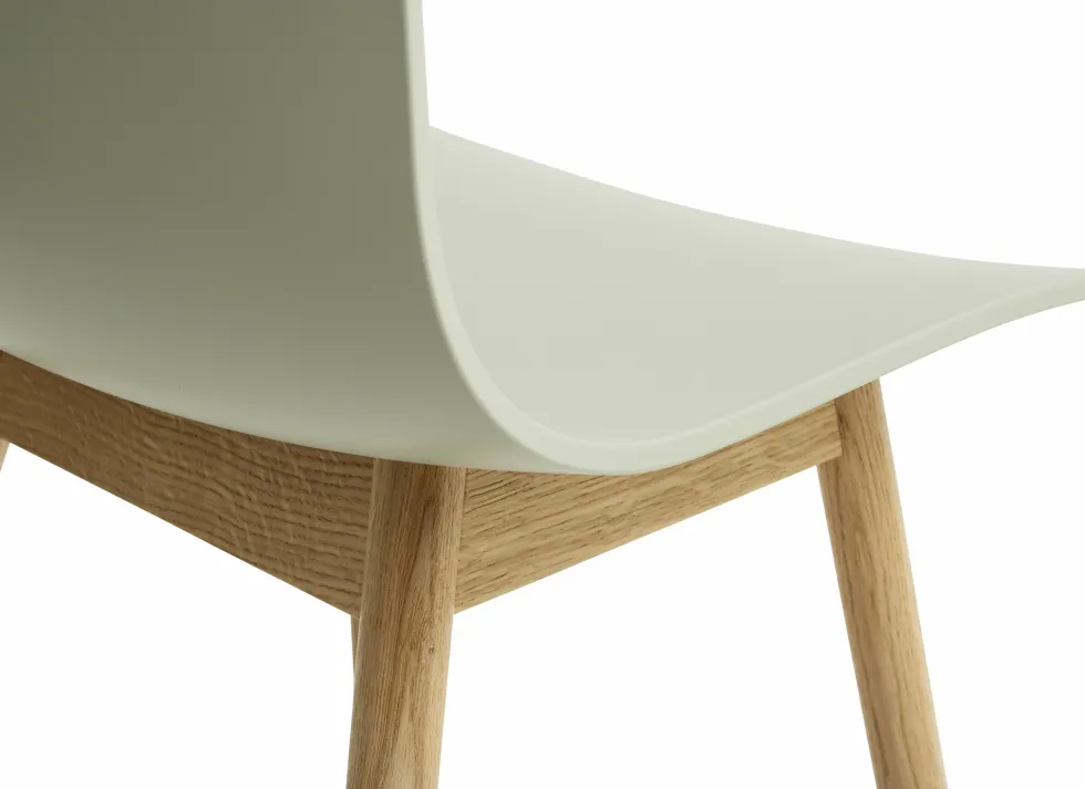 Chaise en plastique recyclé vert pastel et pieds en chêne AAC 12 2.0 - HAY