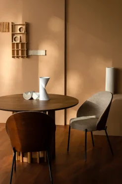 Chaise en tissu beige et bois de frêne et métal noir Rodin - Dutchbone