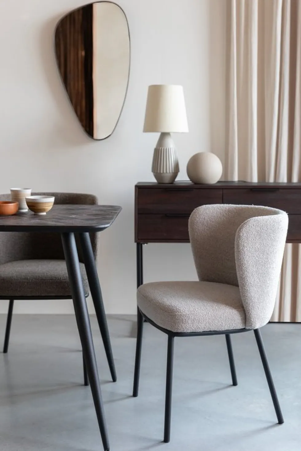 Chaise en tissu beige et métal noir Marius - The Cool Republic