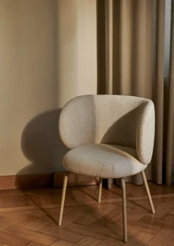 Chaise en tissu bouclé blanc sur pieds beiges 69 x 69 cm Rico - Ferm Living