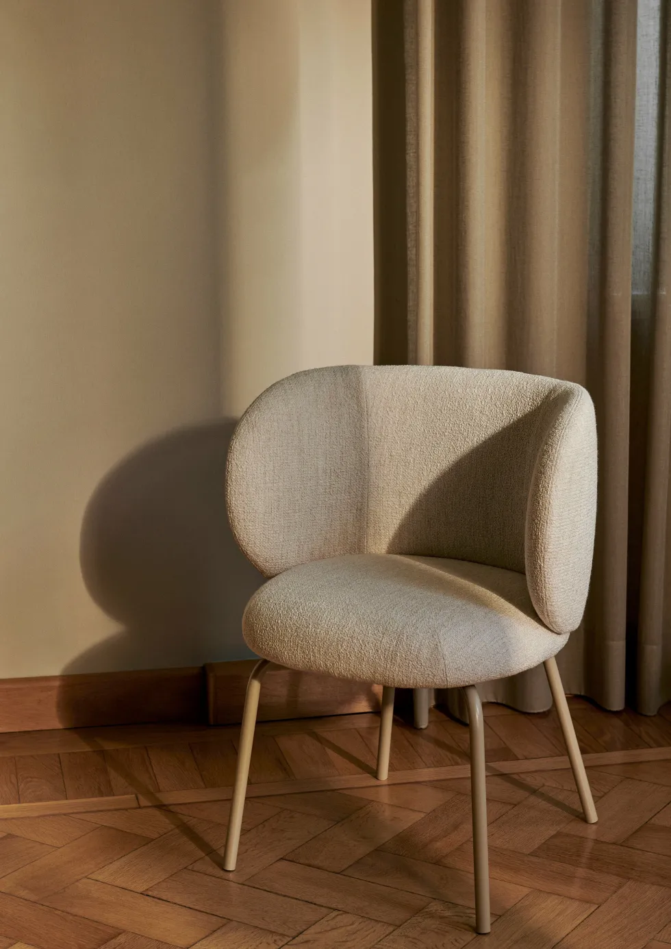 Chaise en tissu bouclé blanc sur pieds beiges 69 x 69 cm Rico - Ferm Living