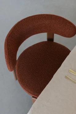 Chaise en tissu bouclette marron et métal marron Sora - The Cool Republic