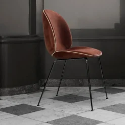 Chaise en tissu gris piétement laiton Beetle - Gubi