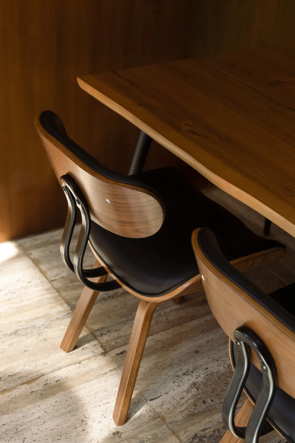 Chaise en tissu noir et bois de frêne Blackwood - Dutchbone
