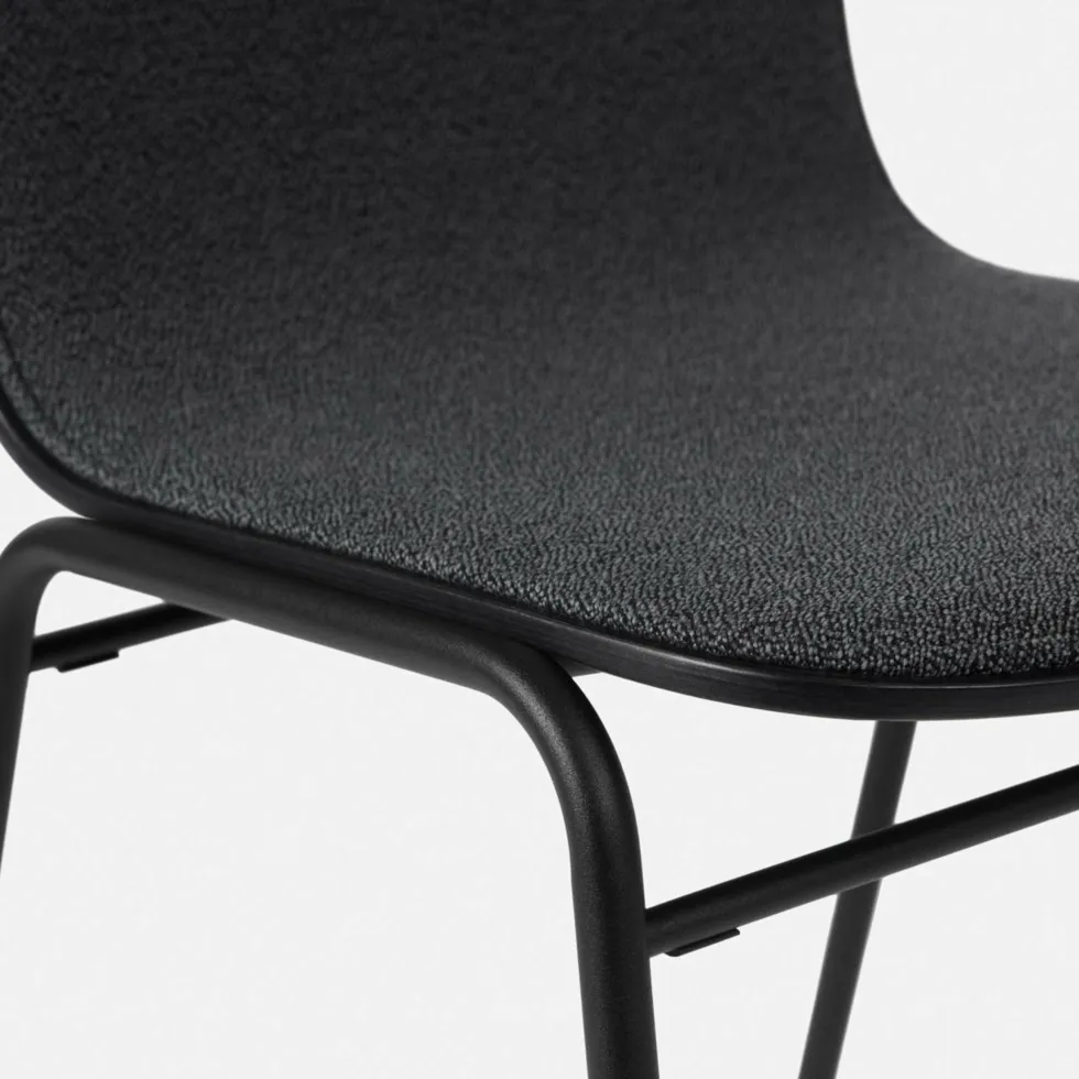 Chaise en tissu noir et cadre noir Touchwood - Hem