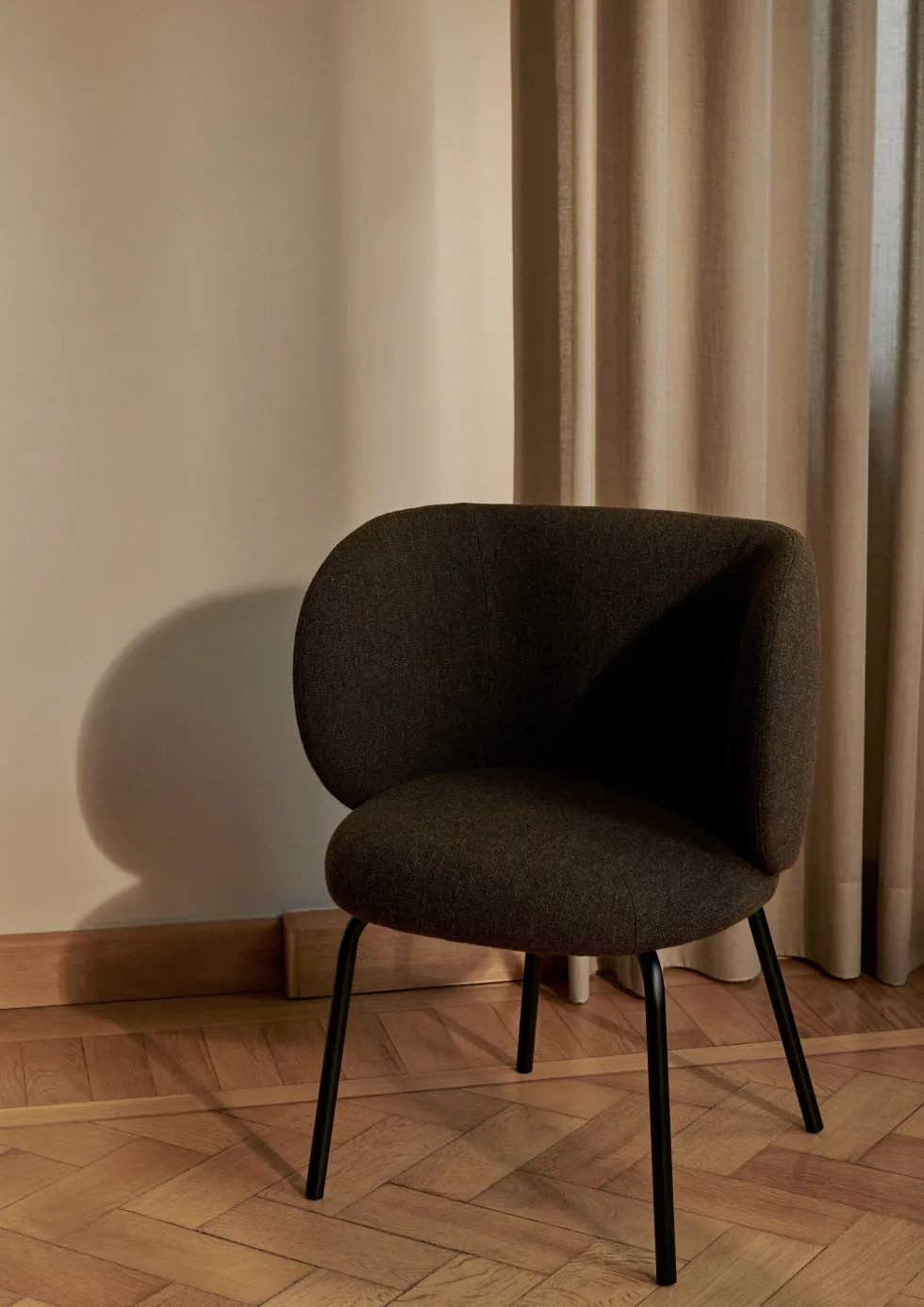 Chaise en tissu noir sur pieds noirs 69 x 69 cm Rico - Ferm Living