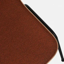 Chaise en tissu rouge et cadre noir Touchwood - Hem