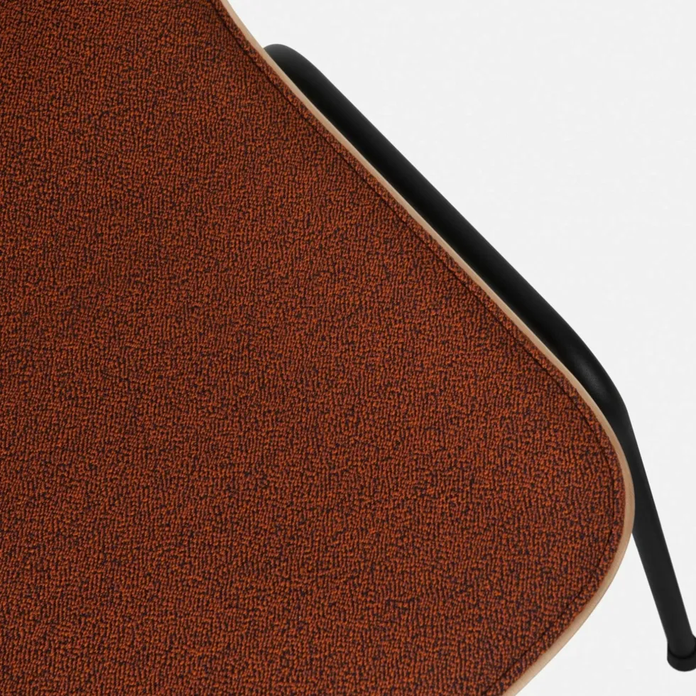 Chaise en tissu rouge et cadre noir Touchwood - Hem