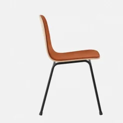 Chaise en tissu rouge et cadre noir Touchwood - Hem