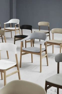 Chaise en tissu vert remix 906 et chêne Herit - Normann Copenhagen