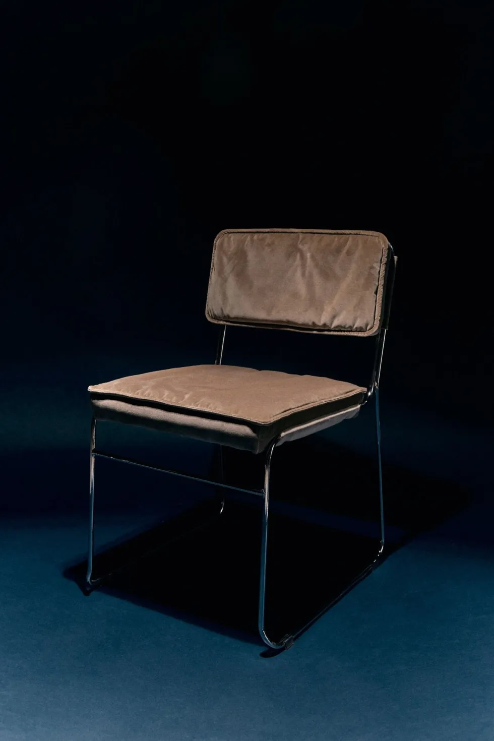 Chaise en velours marron et acier chromé Endless - HKLiving