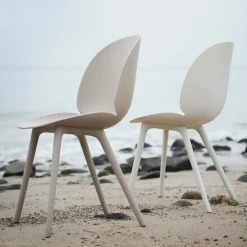 Chaise extérieure en plastique blanche Beetle - Gubi