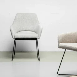 Chaise gris clair pigeon avec pieds élégants en métal noir Yanai - Jesper Home
