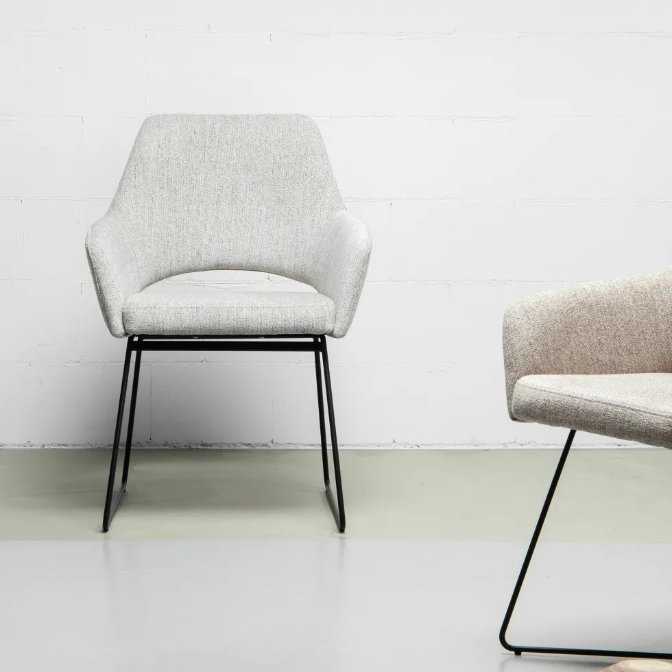 Chaise gris clair pigeon avec pieds élégants en métal noir Yanai - Jesper Home