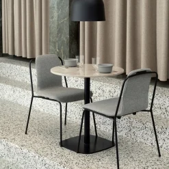 Chaise gris clair structure noire Studio gris clair - Normann Copenhagen