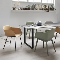 Chaise grise piétement en bois chêne Fiber - Muuto