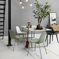 Chaise gris vert piétement tubes Fiber - Muuto