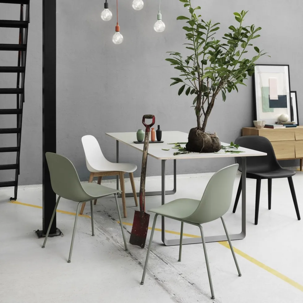 Chaise gris vert piétement tubes Fiber - Muuto