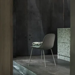Chaise gris vert piétement tubes Fiber - Muuto