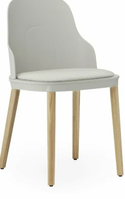 Chaise à l'assise en tissu MLF gris chaud et au piètement en chêne Allez Warm Grey - Normann Copenhagen