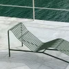 Chaise longue en métal olive Palissade - HAY
