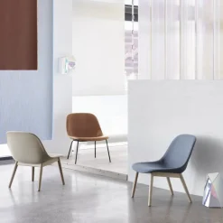 Chaise lounge blanche piétement en chêne Fiber - Muuto