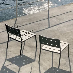 Chaise lounge de jardin avec accourdoirs en acier rouge Balcony - HAY