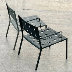 Chaise lounge de jardin avec accourdoirs en acier rouge Balcony - HAY