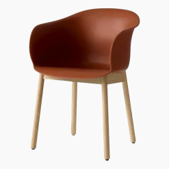 Chaise marron piétement en bois de chêne JH30 - &tradition