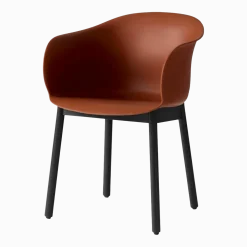 Chaise marron piétement en bois de chêne noir JH30 - &tradition
