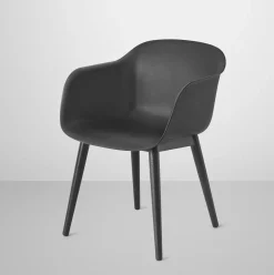 Chaise noire piétement en bois chêne Fiber - Muuto