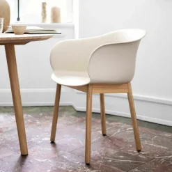 Chaise noire piétement en bois de chêne noir JH30 - &tradition
