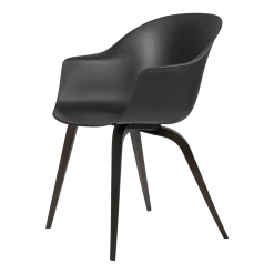 Chaise noire semi-mate en hêtre teinté noir Bat - Gubi