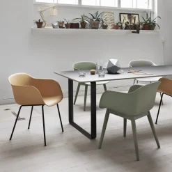 Chaise ocre piétement en bois chêne Fiber - Muuto