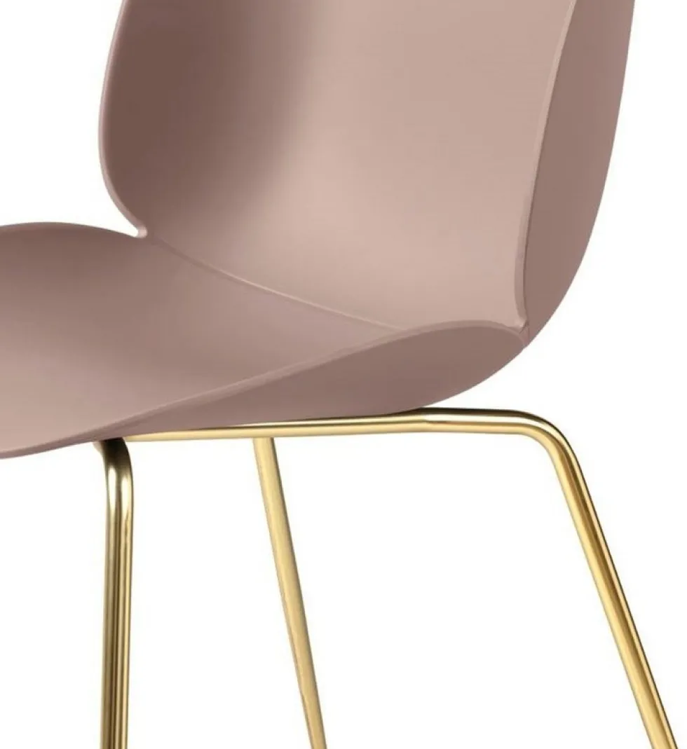 Chaise rose clair piétement laiton Beetle - Gubi
