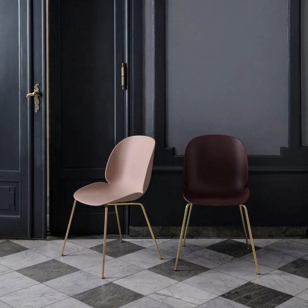Chaise rose clair piétement laiton Beetle - Gubi