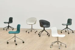 Chaise à roulettes avec accoudoirs en plastique recyclé vert automne AAC 24 2.0 - HAY
