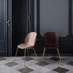 4 Chaises blanc Albâtre et piètement métal noir mat Beetle - Gubi