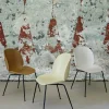 4 chaises en plastique beige et acier noir mat 55x56x87cm Beetle - Gubi