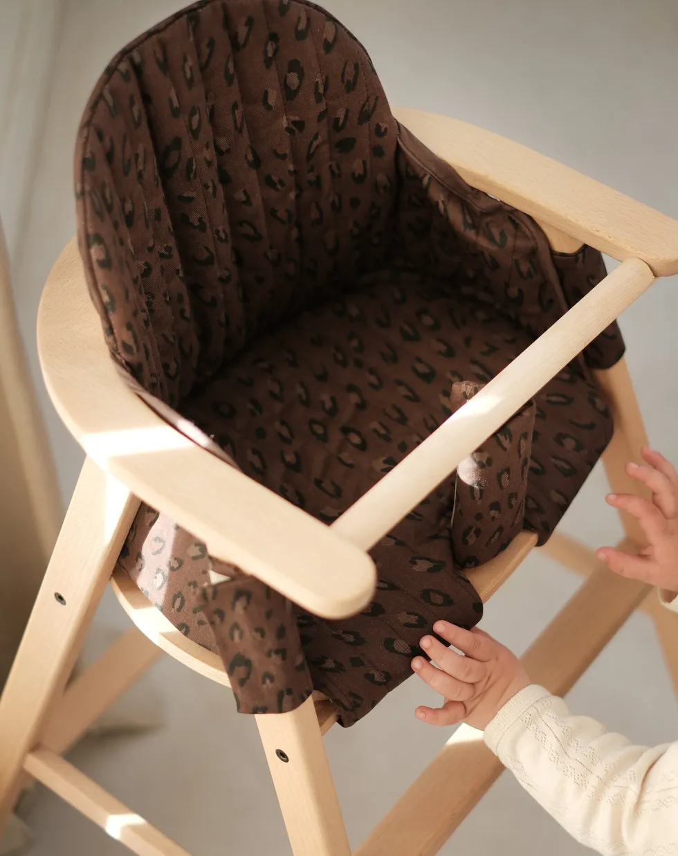 Chaise évolutive avec plateau en hêtre et coussin en coton bio marron Growing Green - Nobodinoz