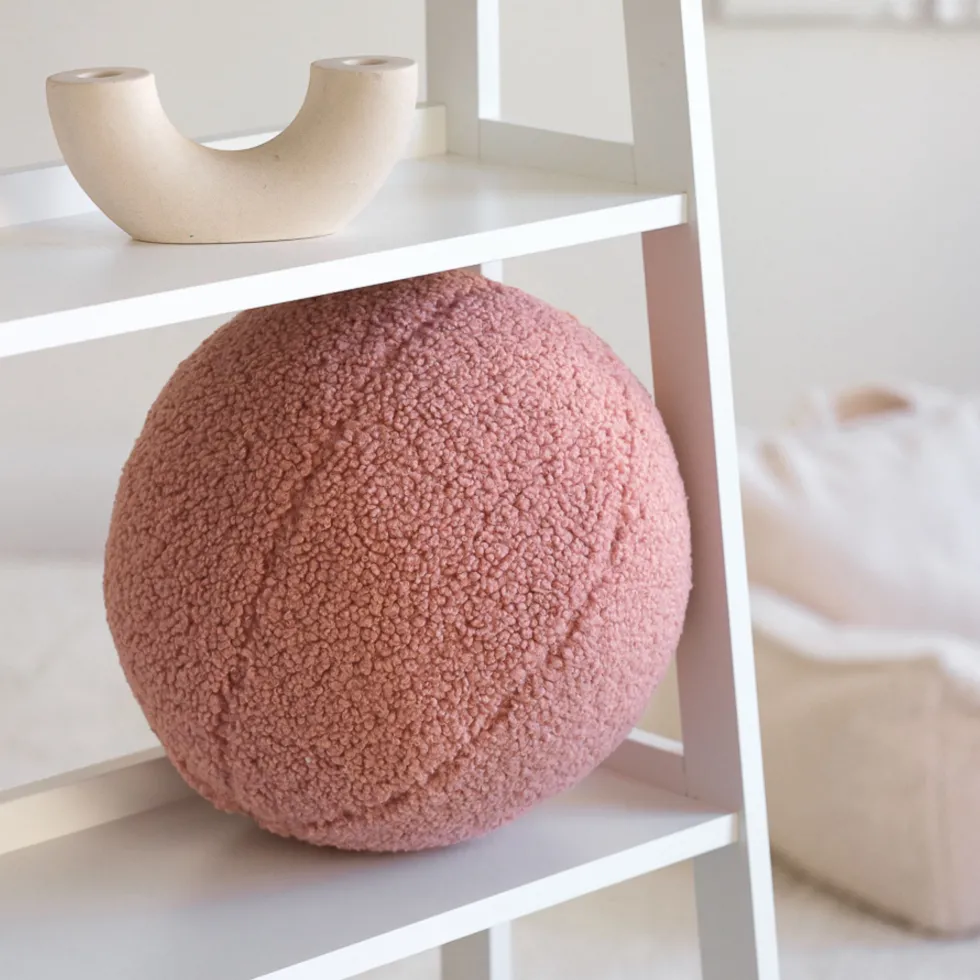 Coussin ballon rond en sherpa bouclé rose 35cm Cushion - Wigiwama