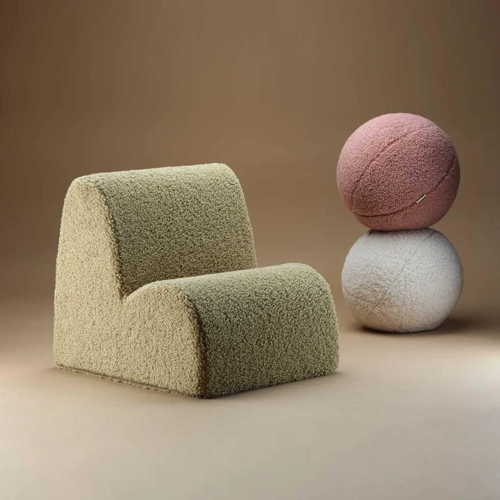 Coussin ballon rond en sherpa bouclé rose 35cm Cushion - Wigiwama