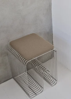 Coussin de siège pour tabouret taupe bouclé 27,5x32x2,5cm Curva - AYTM