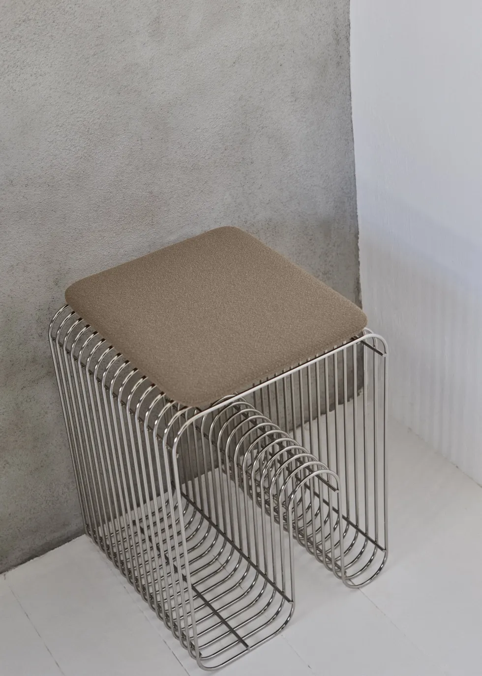 Coussin de siège pour tabouret taupe bouclé 27,5x32x2,5cm Curva - AYTM