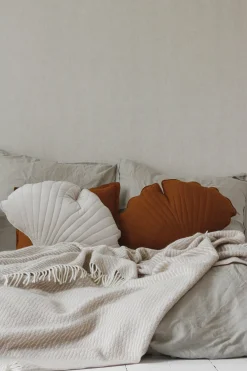 Coussin feuille de ginkgo en velours crème Ginkgo Bilboa - Moi Mili
