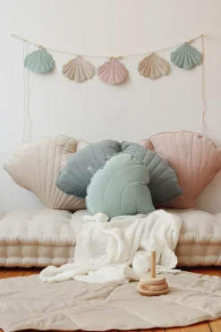 Coussin feuille en velours menthe poudré - Moi Mili